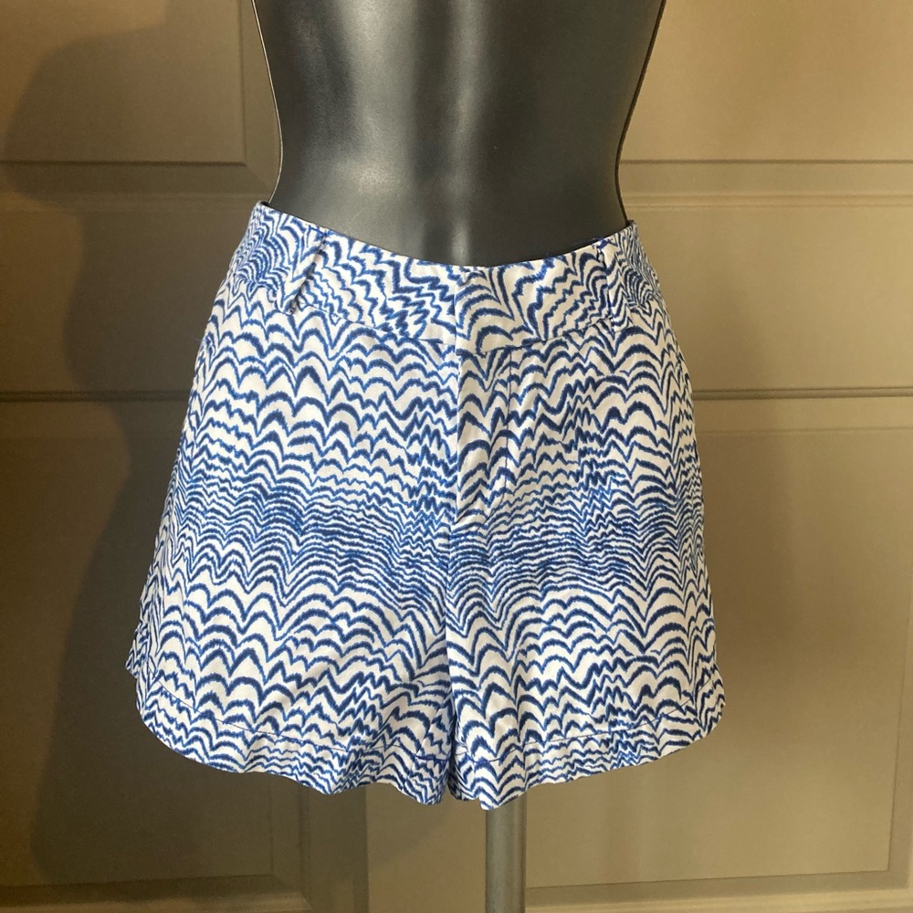 STYLUS Blue and White Wave Pattern Shorts